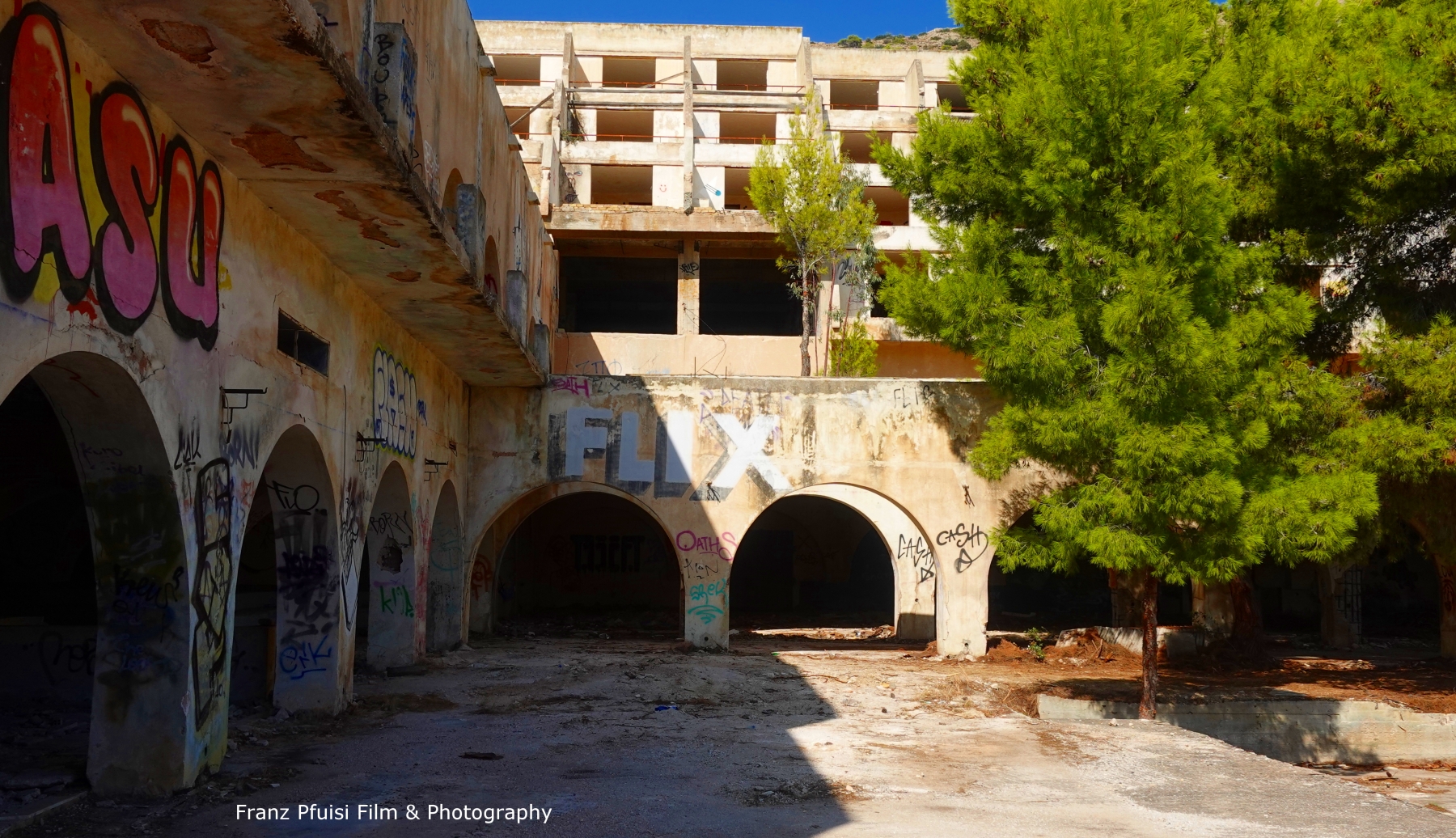 Franz_Pfuisi_Film-u-Photography_Lost-Places_Hotel_Greece_28